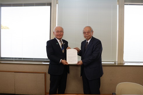 都筑会長より大島町長へ答申書が手渡されました