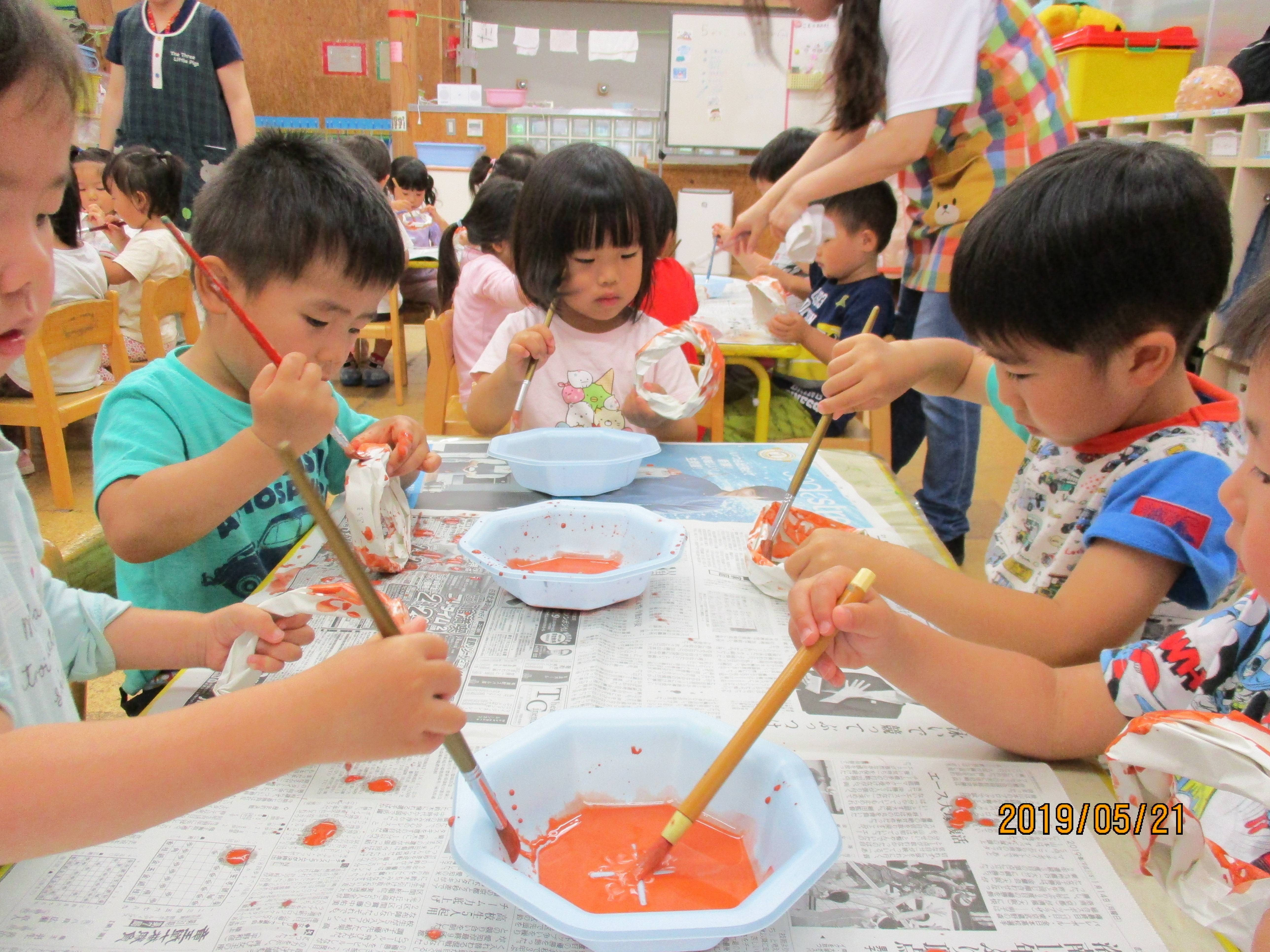 子ども達が真剣に色を塗っています。