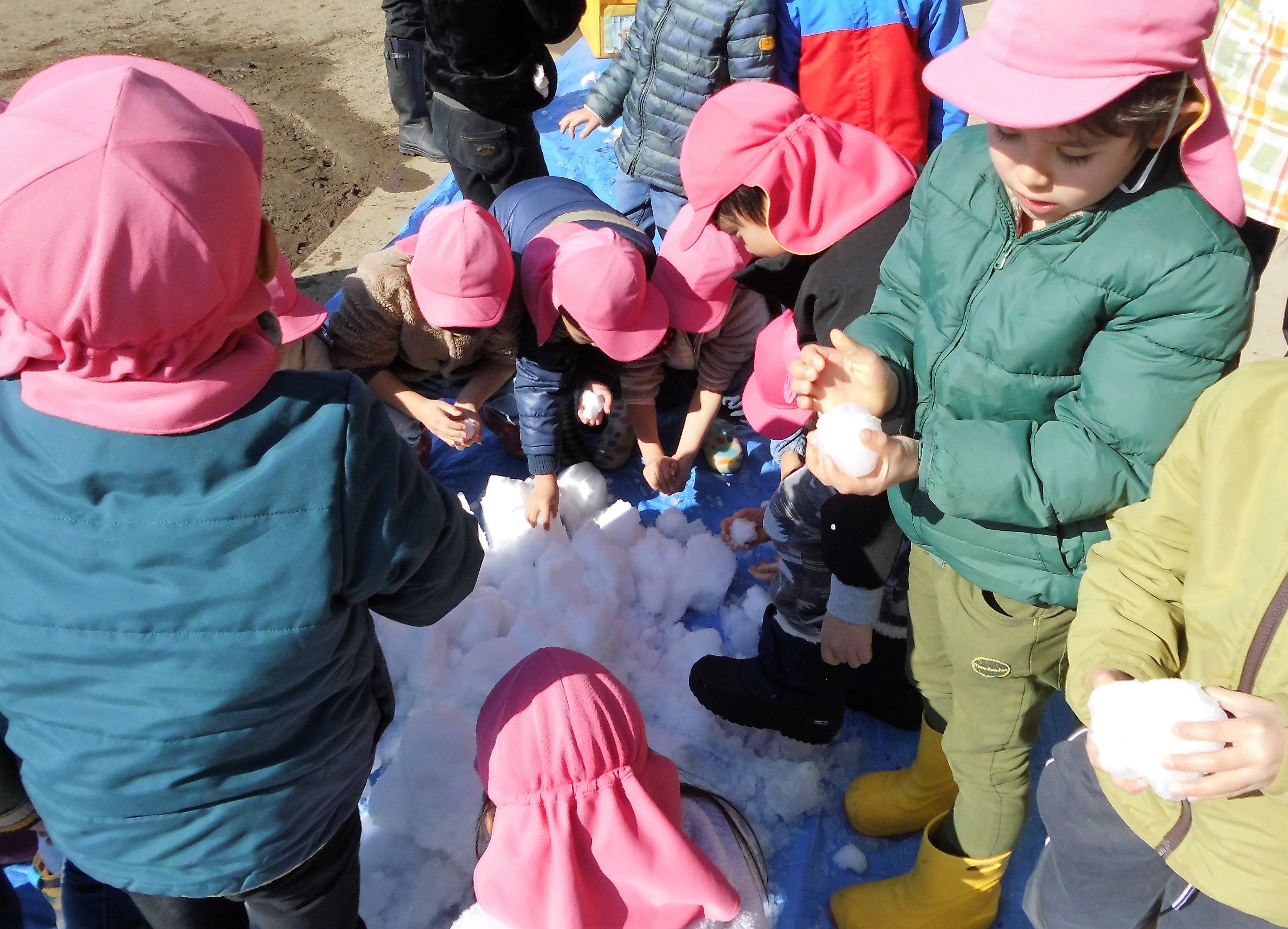 雪だるまを作る子ども