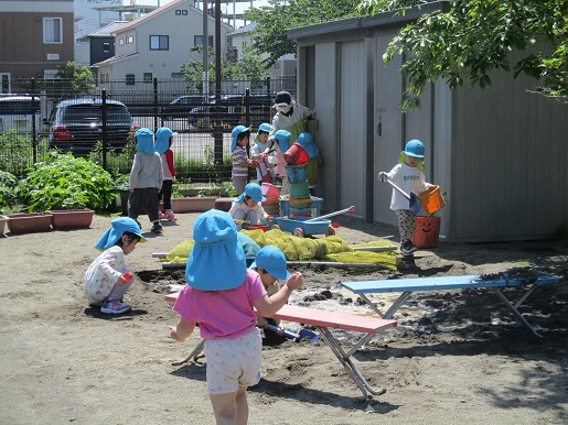 玩具箱から玩具を出している。