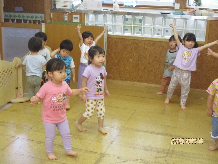 2歳児が慣れ親しんだ音楽に合わせて踊っている。