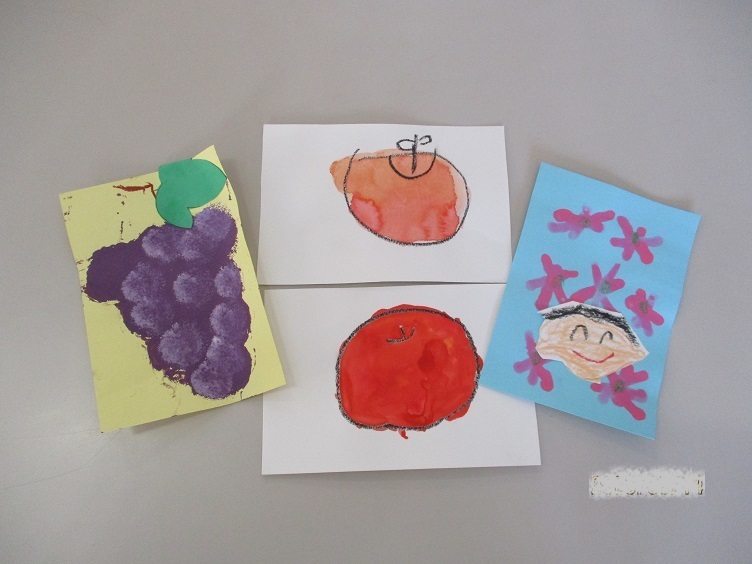 子どもたちが作った作品が並びました。ぶどう、りんご、梨、コスモスと子どもの顔！秋を感じますね。