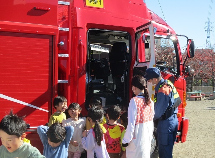 子ども達が消防車の中を見学している。
