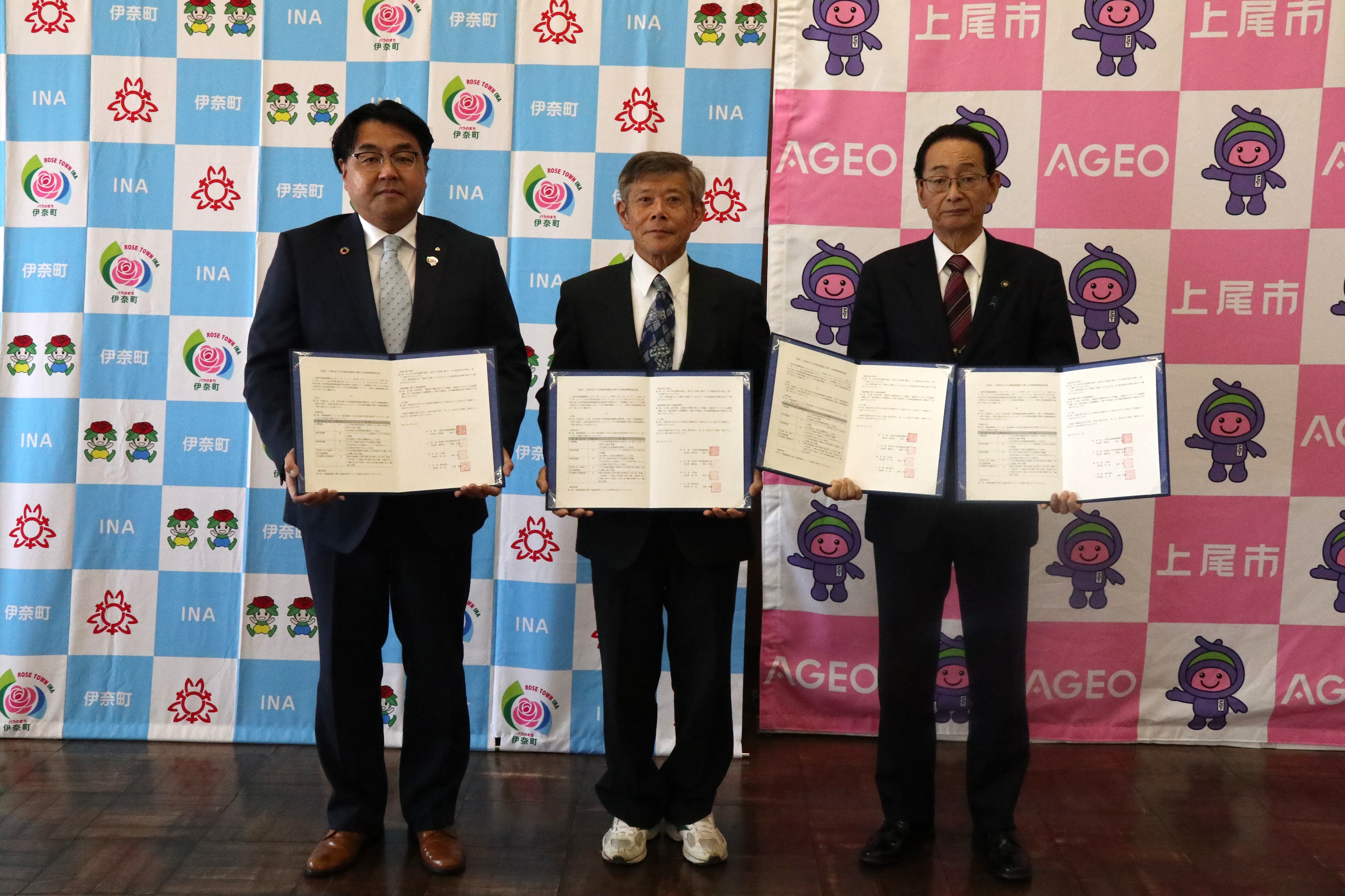 左から伊奈副町長、柴中荻区、上尾市長