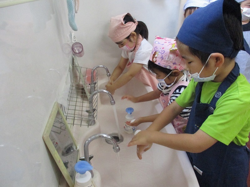子どもたちが手洗いをしている。