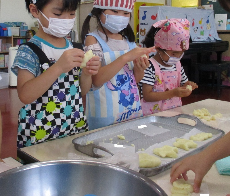 捏ねてできたいももちの形を、子どもたちが整えている。