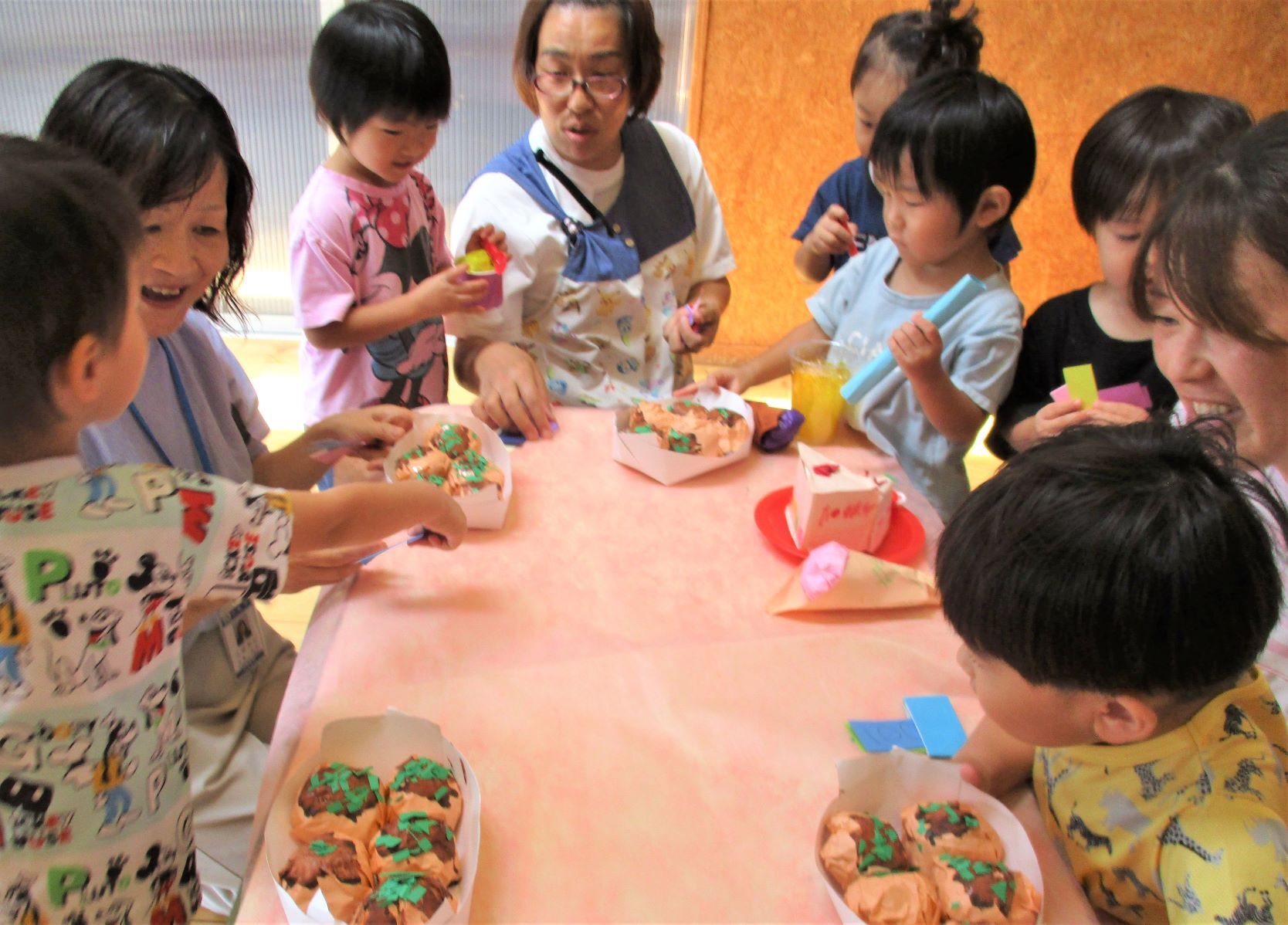 3歳児がたこ焼きを食べている