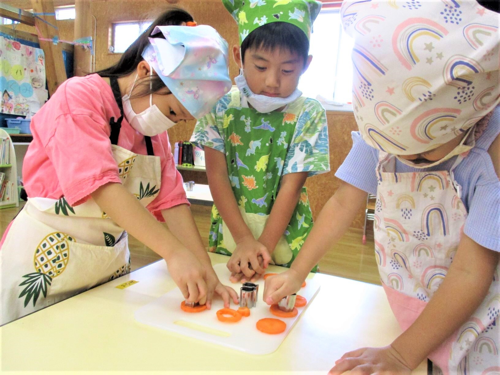 年長児が人参の型抜きをしている