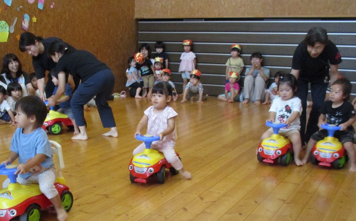 1歳児がコンビカーに乗っている