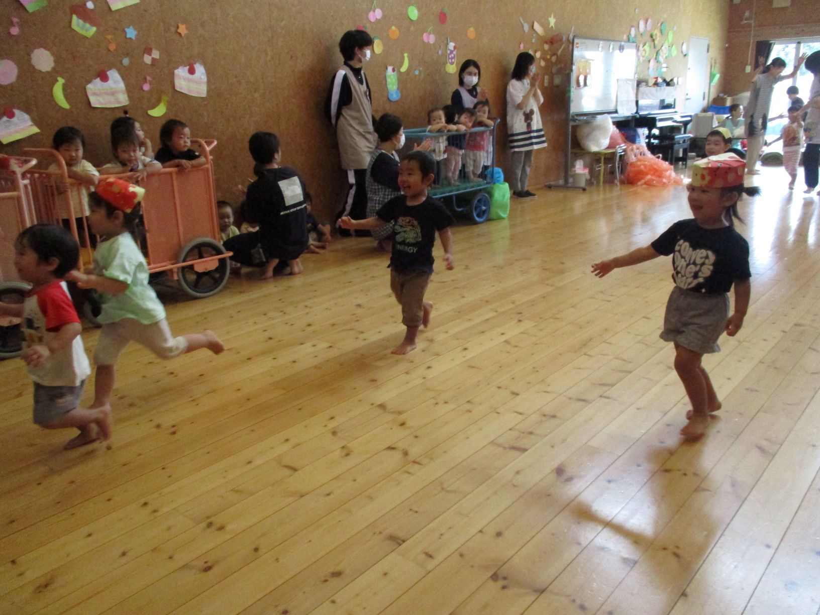 2歳児が走っている