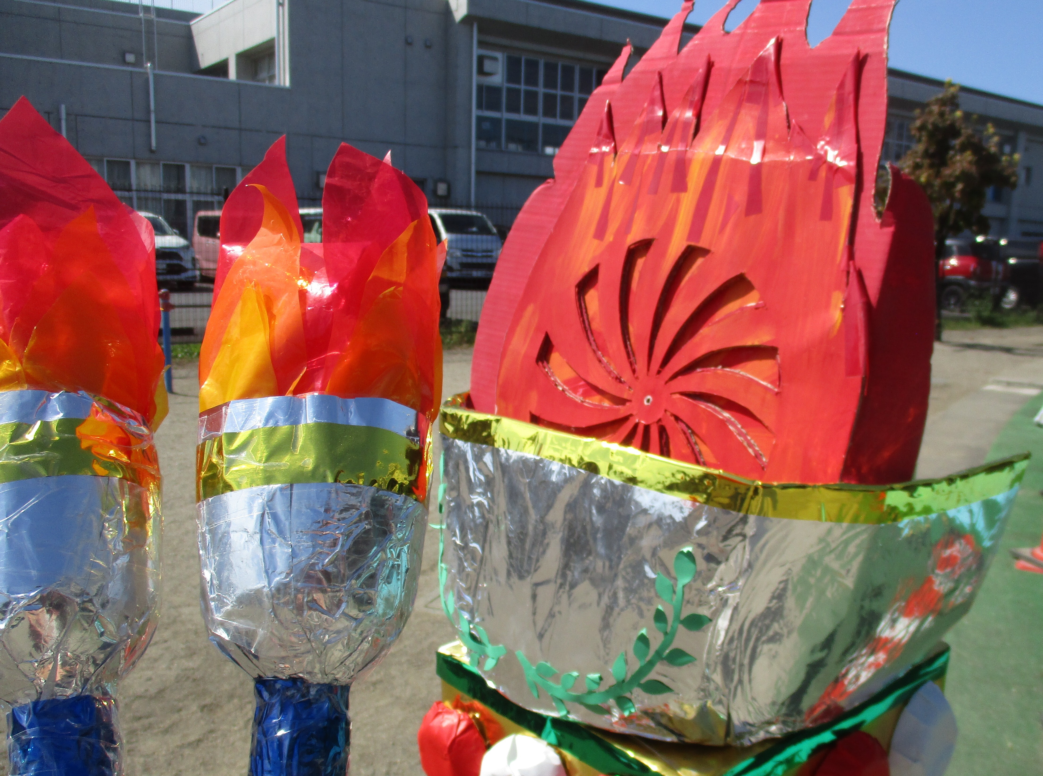 手作り聖火が写っている