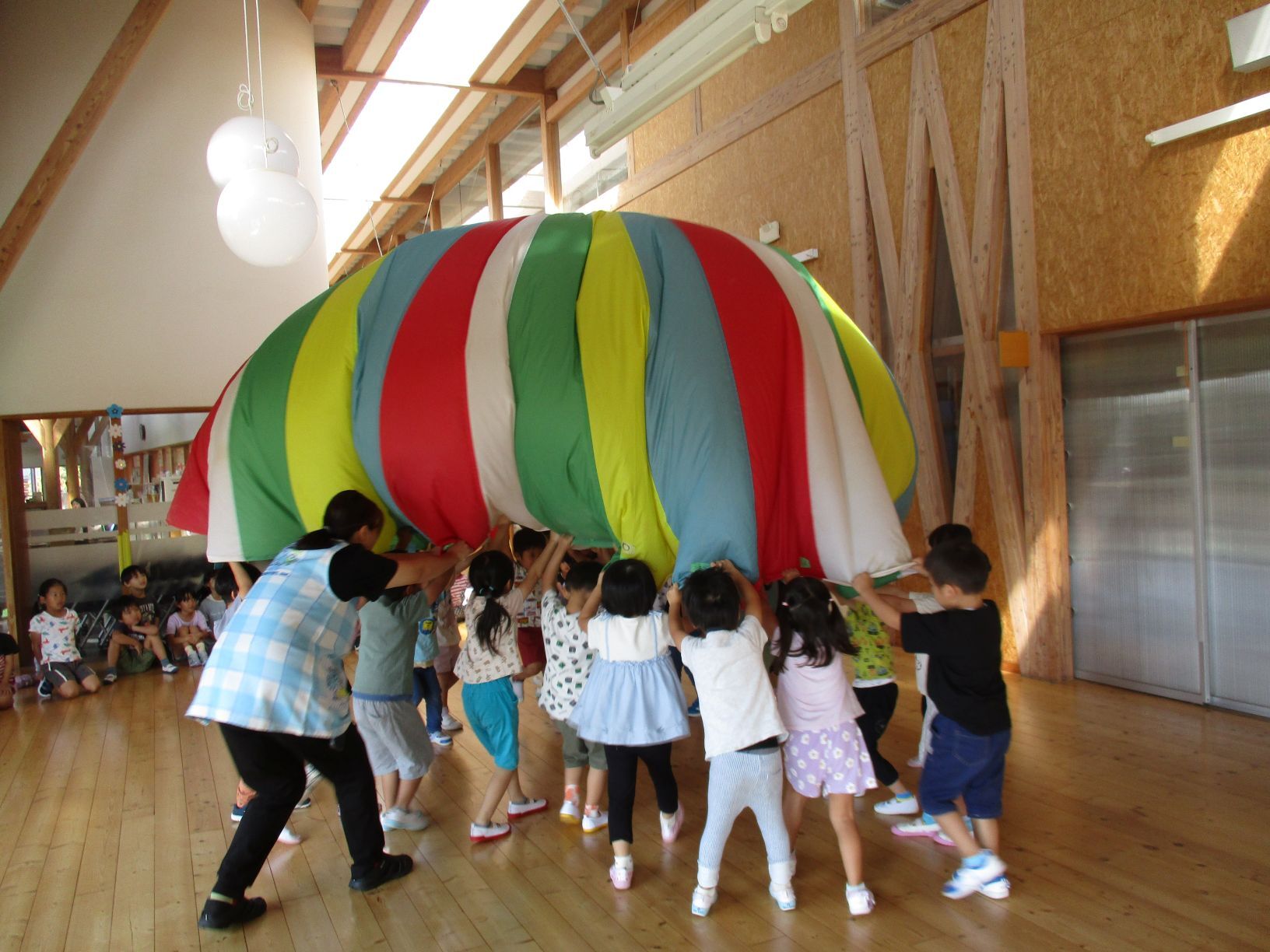 4歳児がパラバルーンを膨らませている