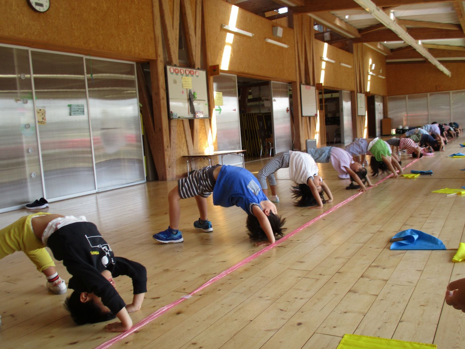 5歳児が並んでブリッジをしている