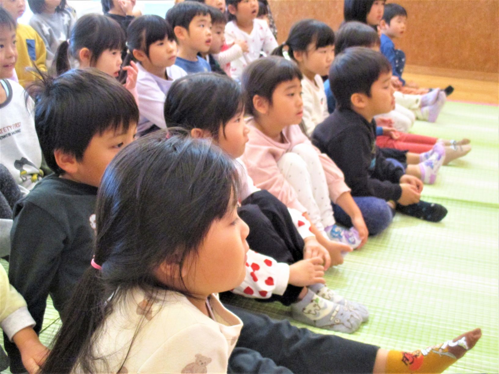 子どもたちが話を聴いている。