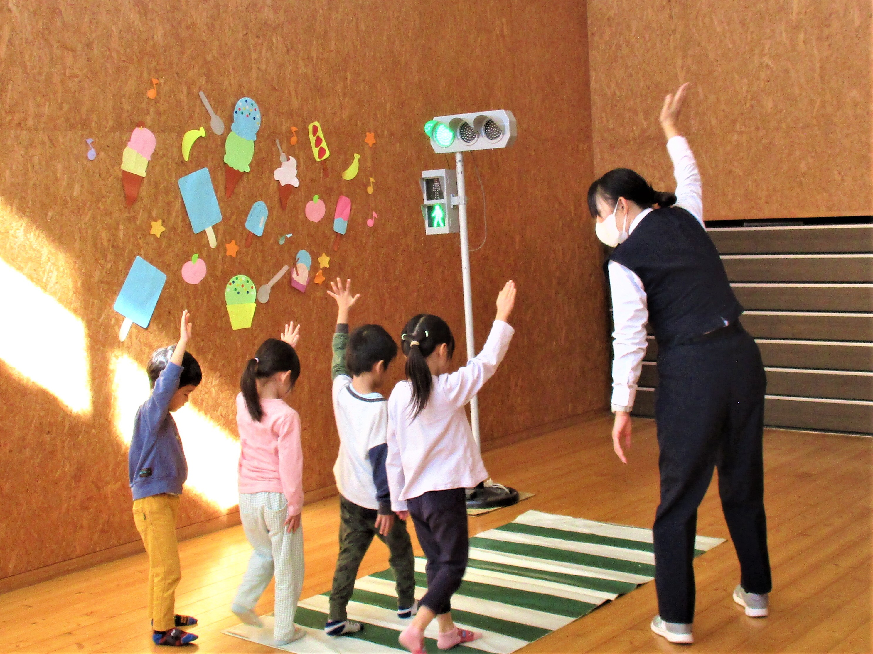 信号を渡る練習をしている