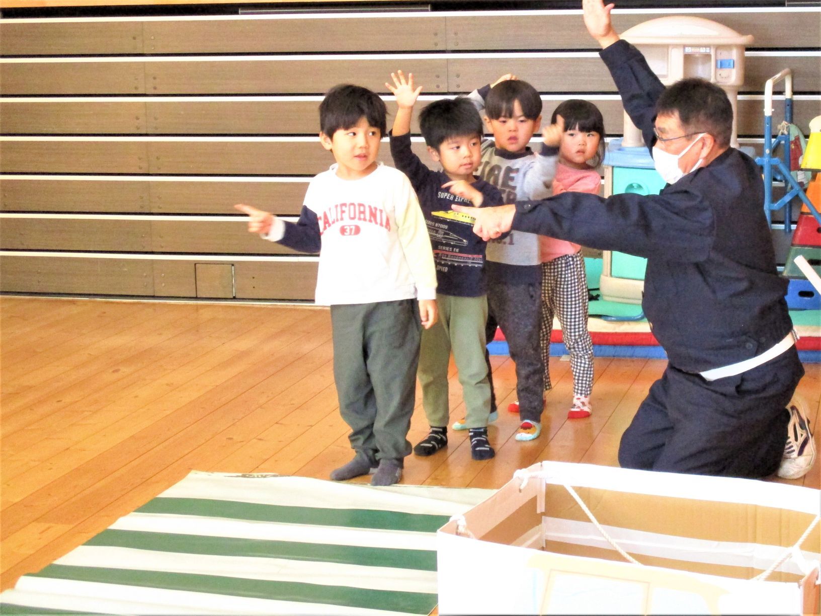 信号のない横断歩道を渡っている