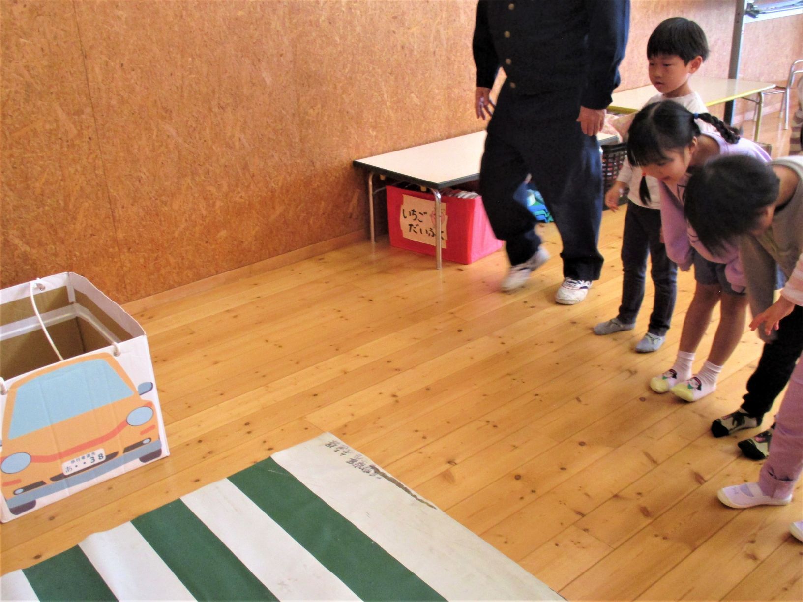 待ってくれた車にお礼を言って、お辞儀をしている