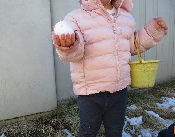 雪を丸く握って団子を作る。