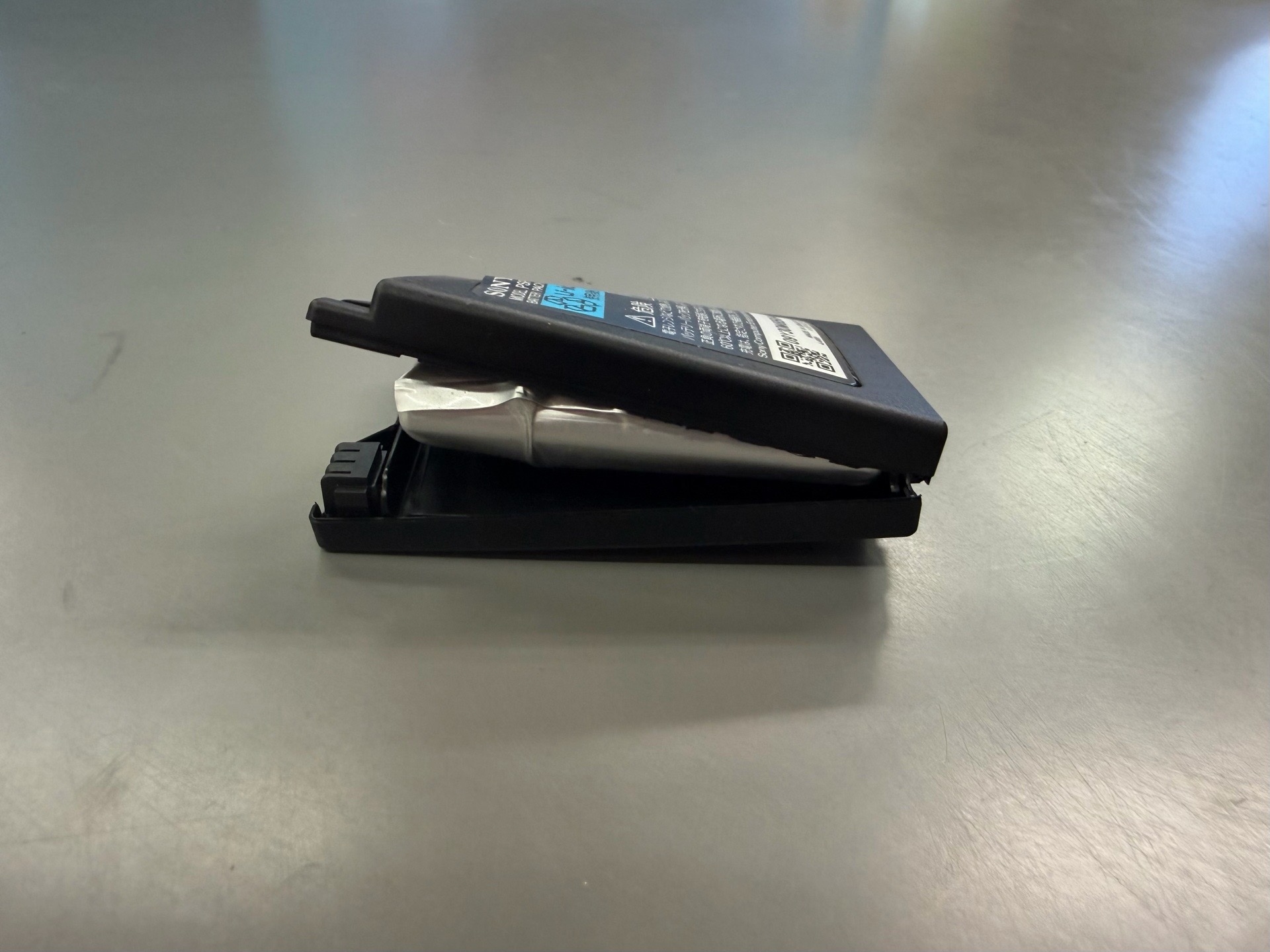 膨張したリチウムイオン電池