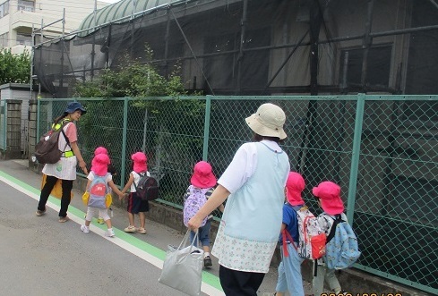 栄ローズサロンへ向かっている。
