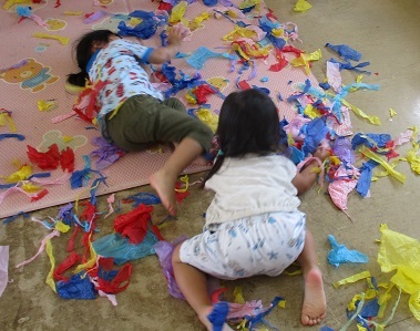 子どもがちぎったお花紙を集めて、その上に寝転んで遊ぶ。