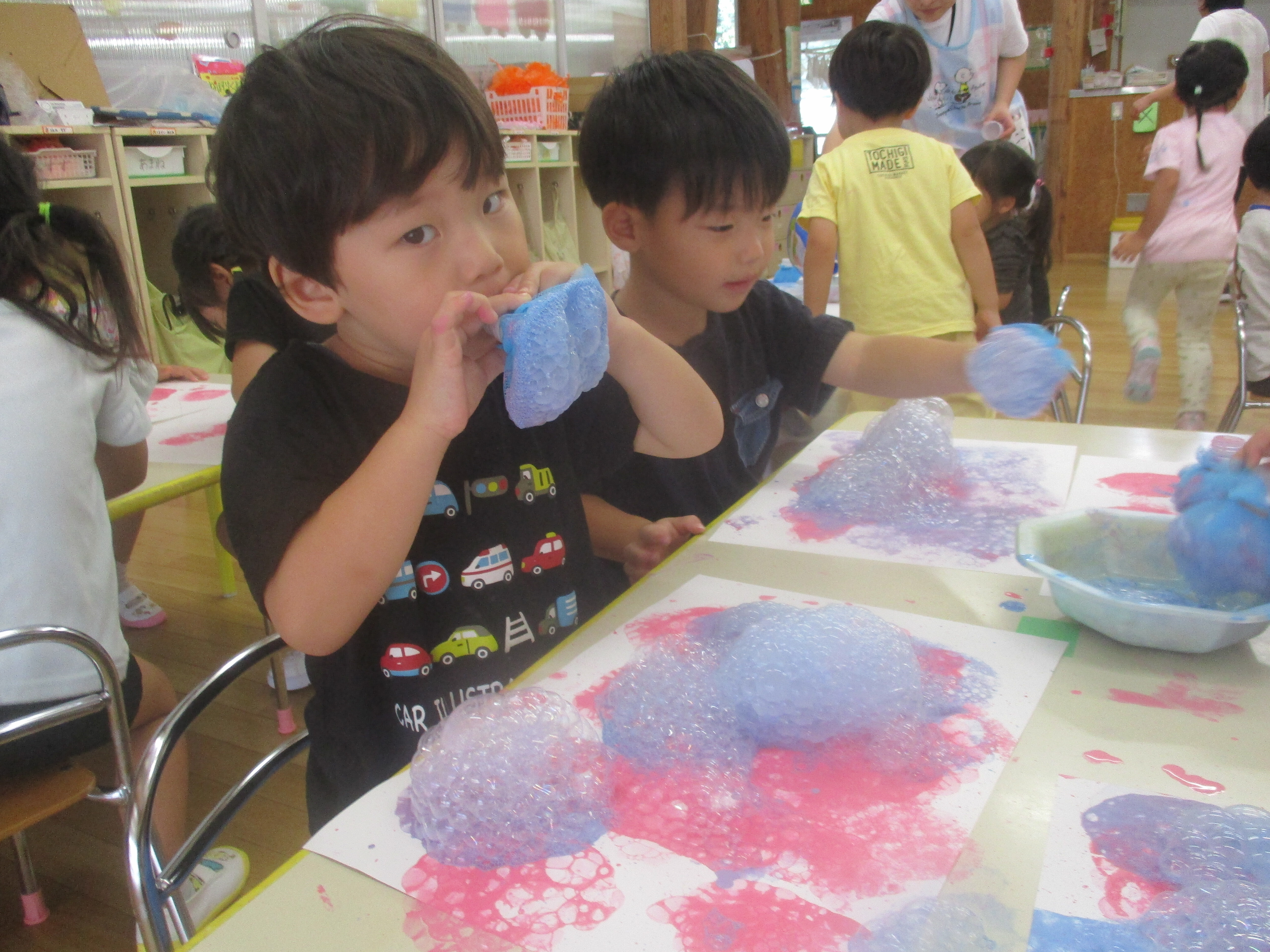 子どもがバブルアートを楽しんでいる。
